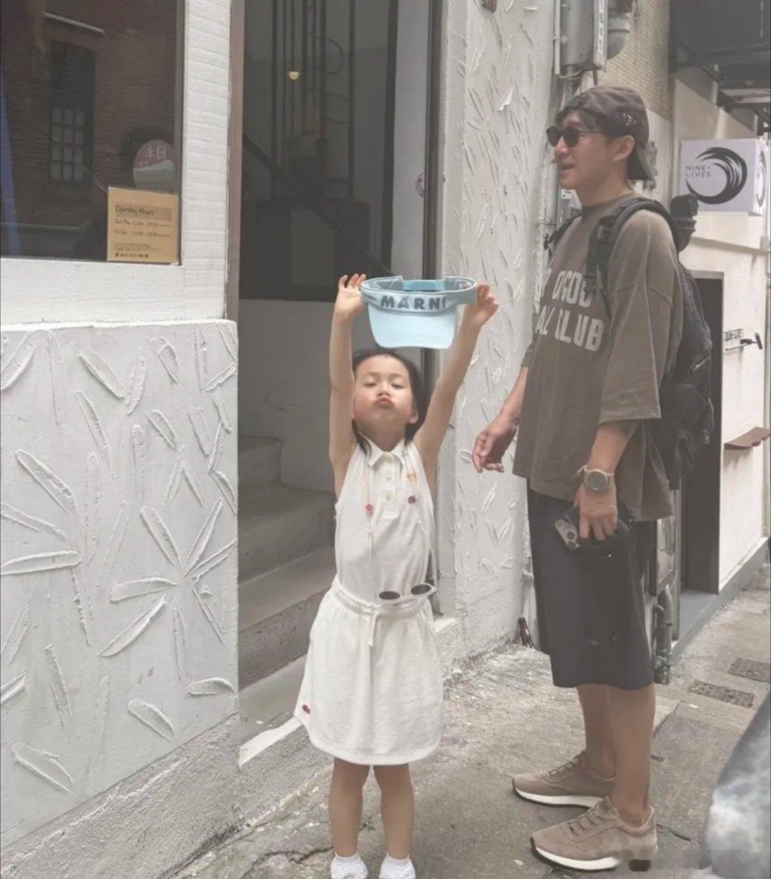 王阳陪着老婆女儿外出度假，Molly都6岁了还让爸爸抱着走路，小姑娘长得很像妈妈