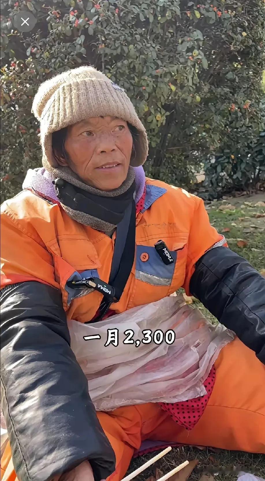 真是太可怜了，4岁妈妈去世，6岁爸爸去世，年纪轻轻丈夫去世，如今59岁苍老的如
