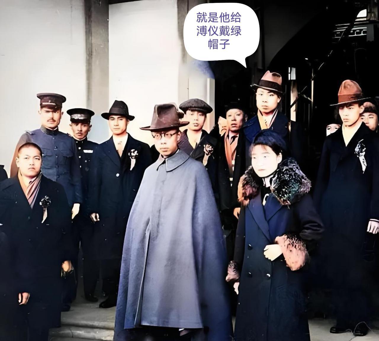 1935年，溥仪在东北的一张合影，后面这位身材高大、面目清秀的年轻人是溥仪的贴身