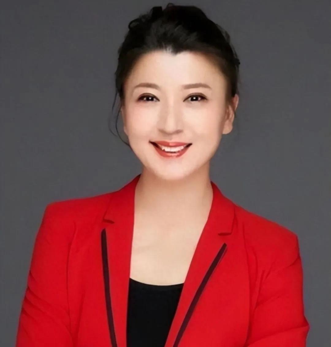 本以为会有个像样的交代，结果点开视频，差点把隔夜饭吐出来。这位大妈那白眼翻的