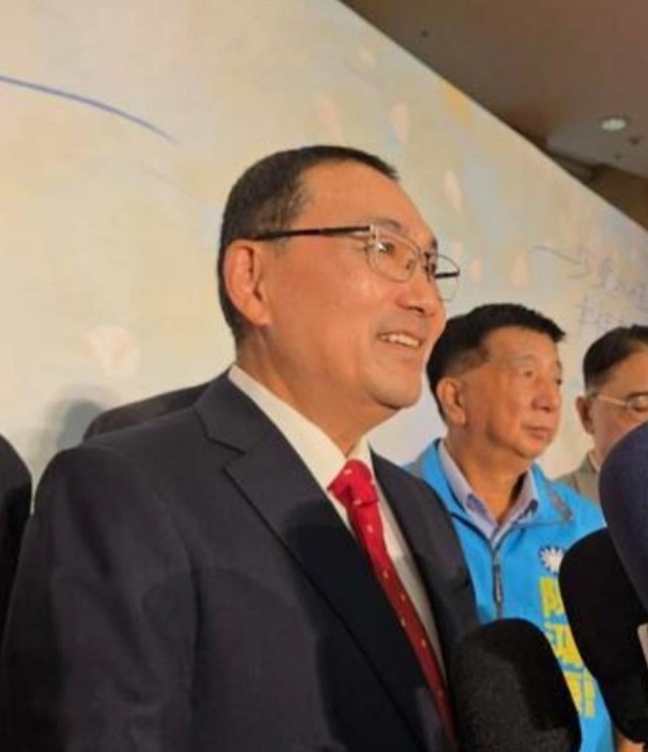“台独分子”侯友宜认为，郑丽文应该听从“主流民意”的意见。说白了，其实侯友