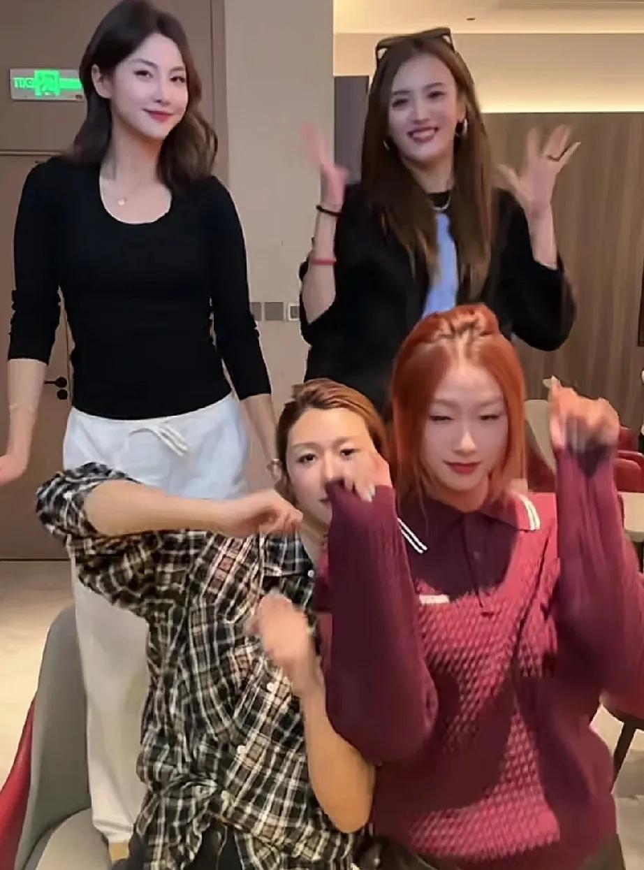 辽宁男篮媳妇聚会，一个比一个美啊！目前辽宁队正在积极的训练备战全运会，像高诗岩