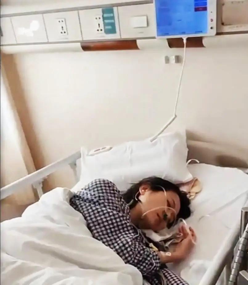 47岁杨乐乐病床发视频：第一次独自住院，汪涵不在的原因藏在细节里！[比心]10