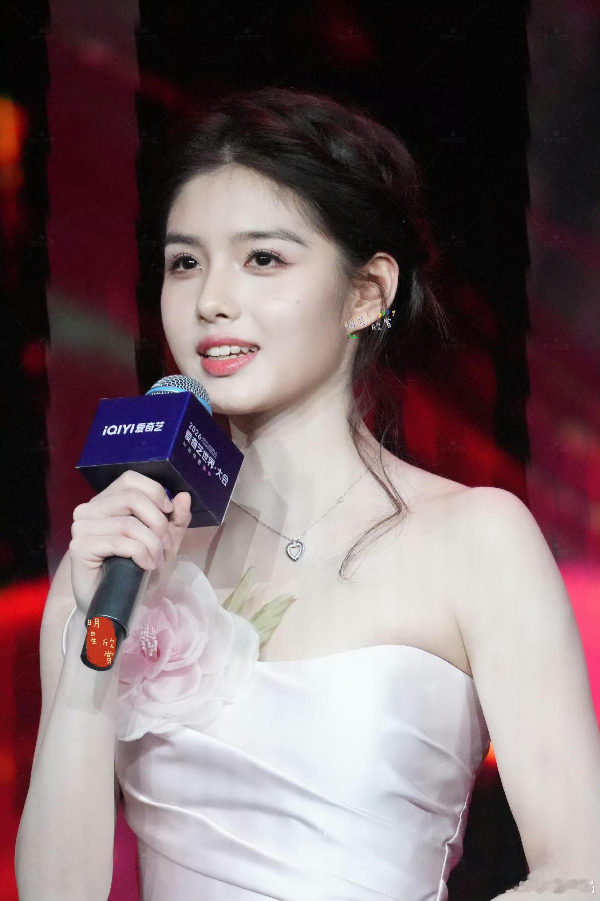 十八岁的艾米十八岁的演员艾米也太有灵气了！亭亭玉立，明眸皓齿，温柔又灵动，少女的