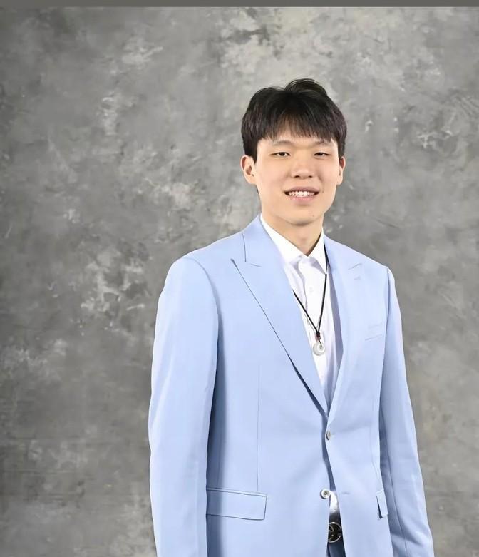 杨瀚森到底是淄博娃，还是青岛人？这事得从头捋。他生在淄博淄川，打小就在那儿摸篮球