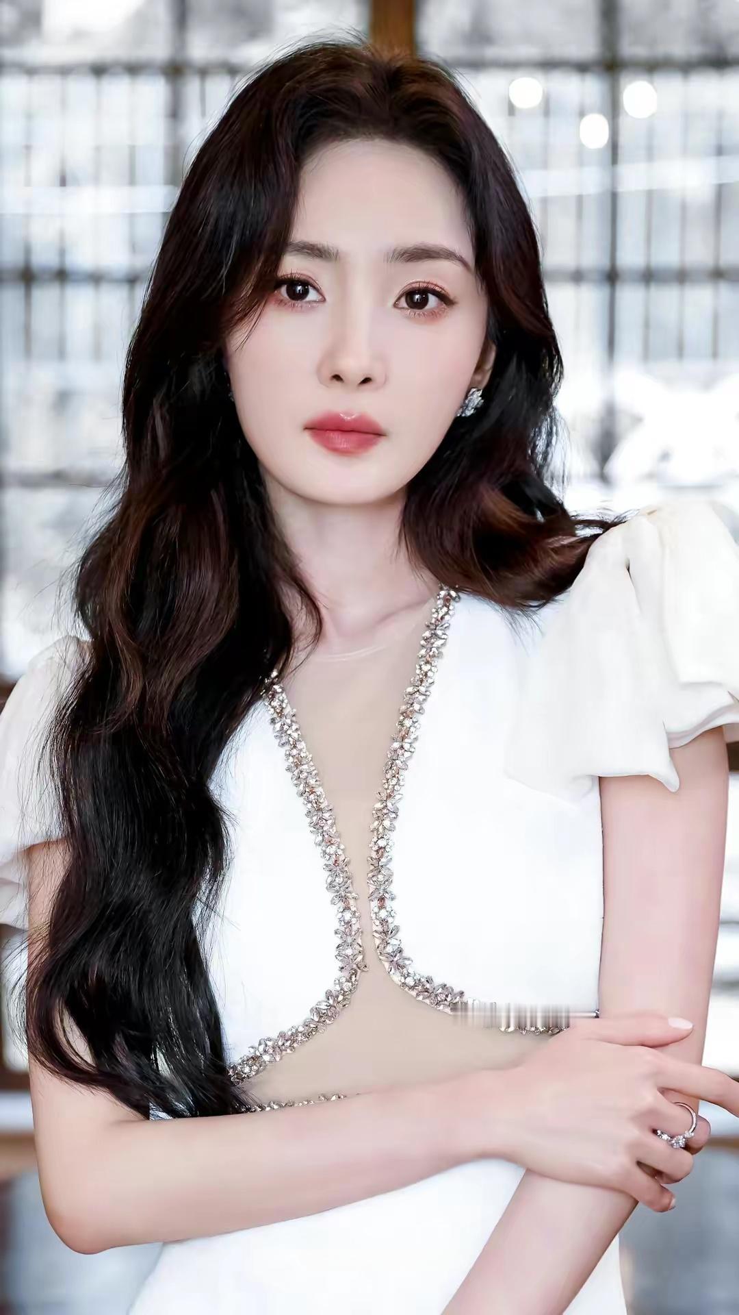 杨幂多元造型+独特眼神演绎时尚魅力杨幂的美图杨幂美照