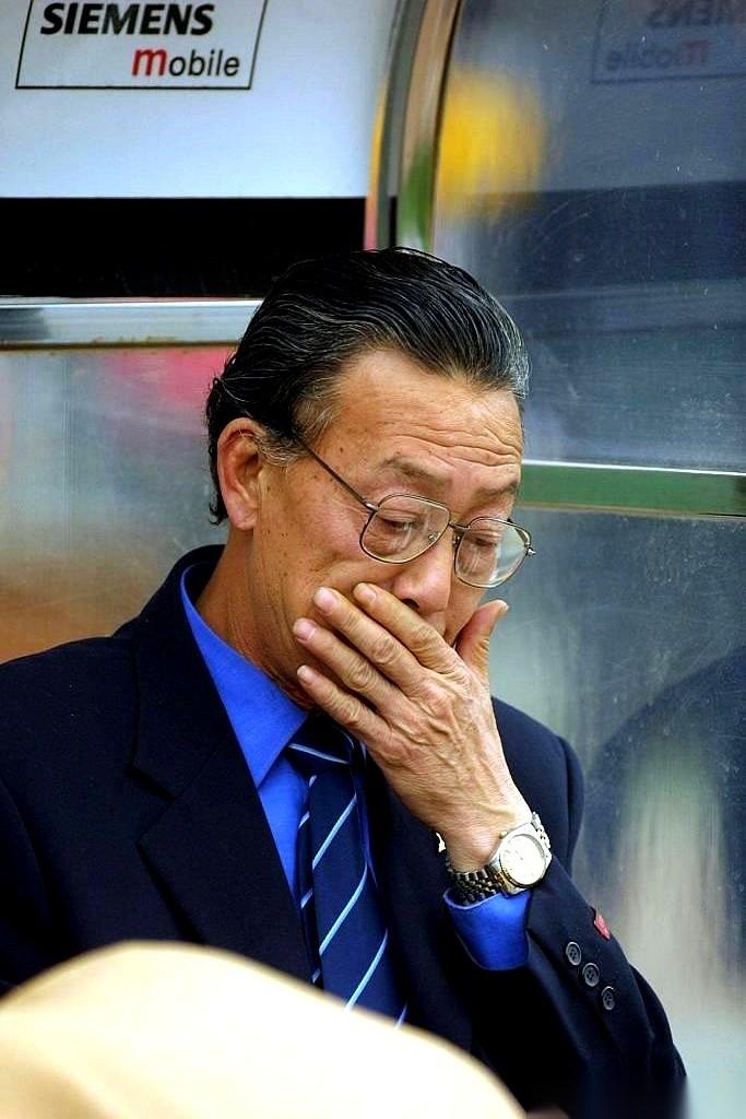 2000年的甲B赛场，八一队眼看就要散架了。半个赛季踢完，3胜5平3负，战绩烂