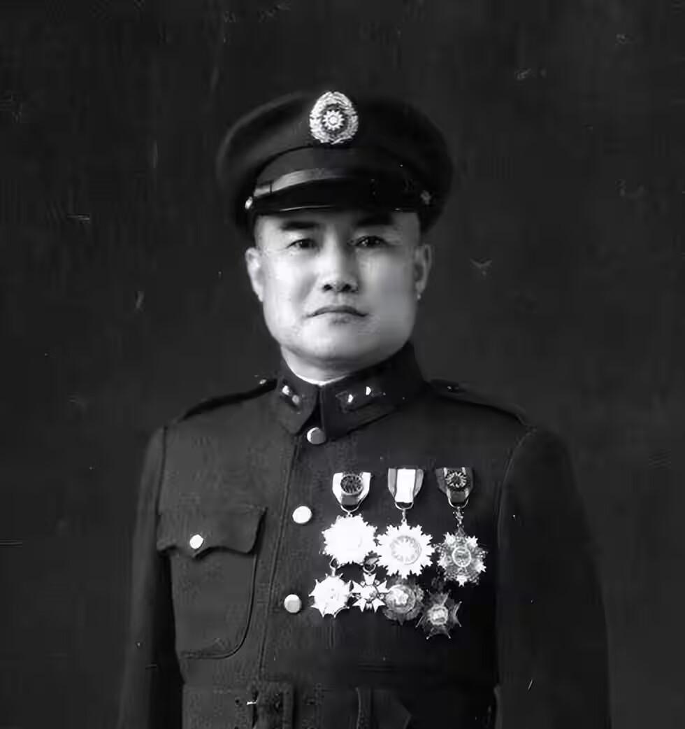 1948年，国民党中将周福成的女儿周长秀专程从北平飞往沈阳劝说父亲率部起义，岂料