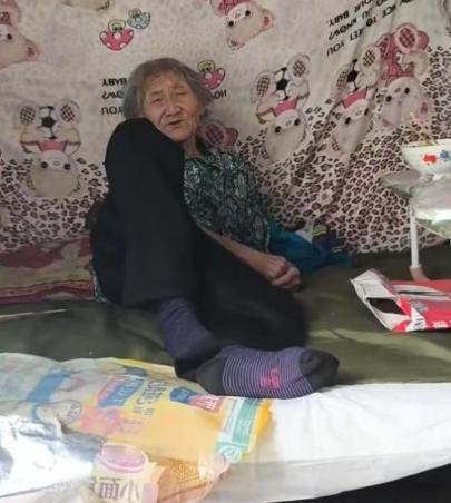 久病床前无孝子！23岁小伙诅咒96岁奶奶去世，评论区却全是同情，甚至还说要换做是