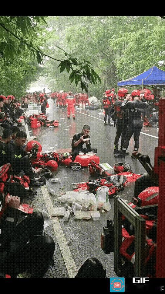 老外看中国救援视频哭了，消防战士盘腿坐在地上，丝毫不嫌弃，在雨中吃盒饭，这才是最