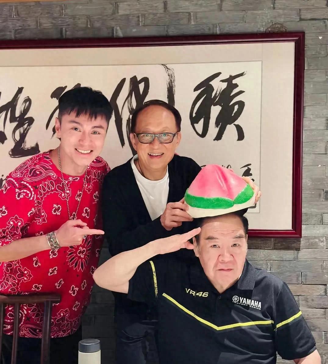 74岁郑则仕生日宴：众星捧场，老戏骨和娇妻的甜蜜爱情超好嗑！家人们呐，娱乐圈又