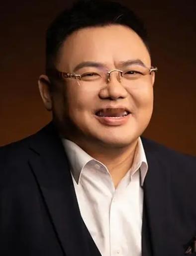 2014年，白伟民的公司倒闭，所有人都选择离开，只有一个人赖着不走，白伟民问她: