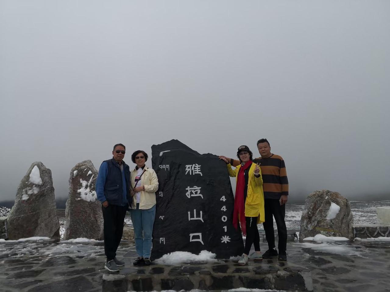 这一组照片，是我们2022年秋季9月份，从成都驱车慕名来到海拔4401米雅拉山口