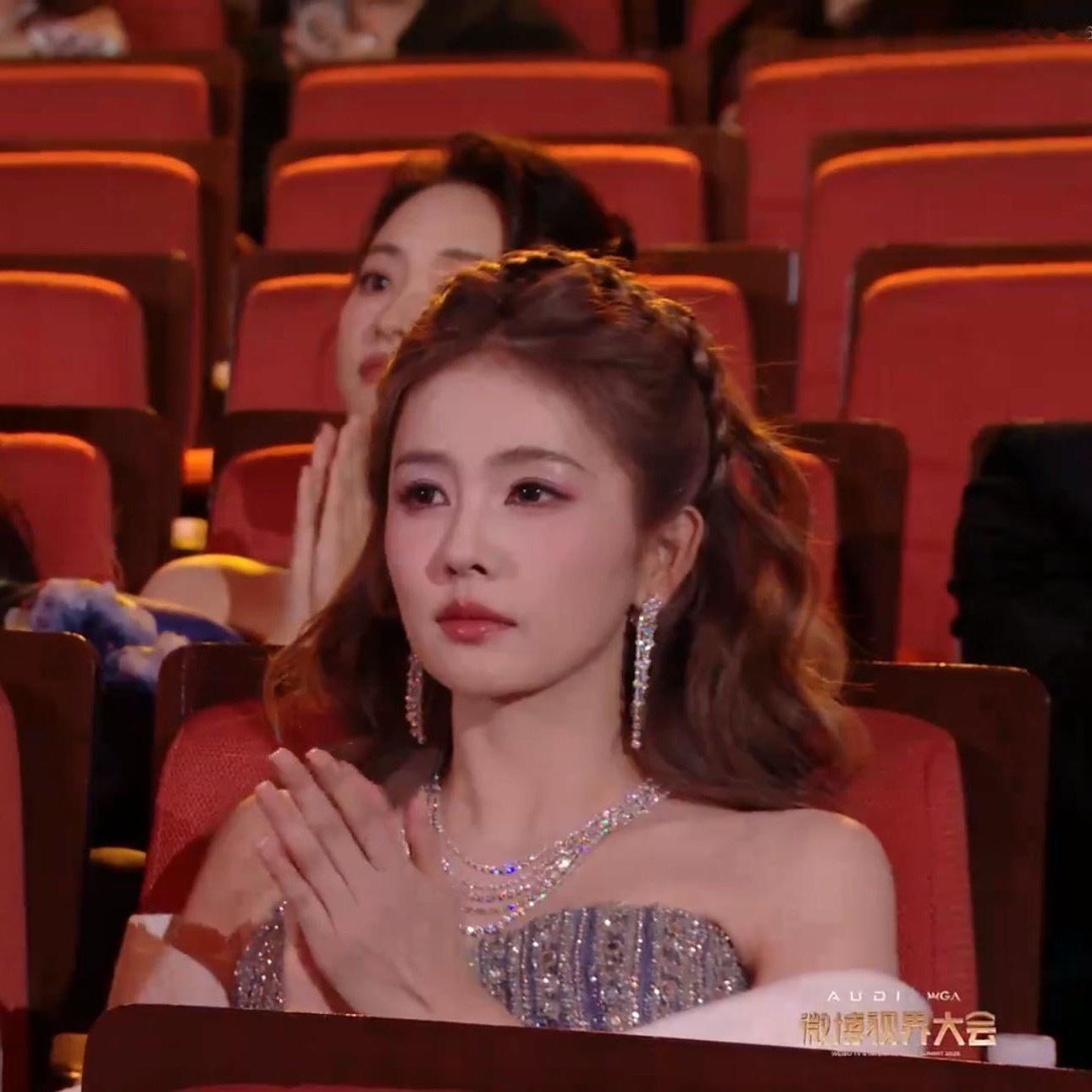 镜头一扫过去截图直出女神你有点美得不讲道理了白鹿​​​