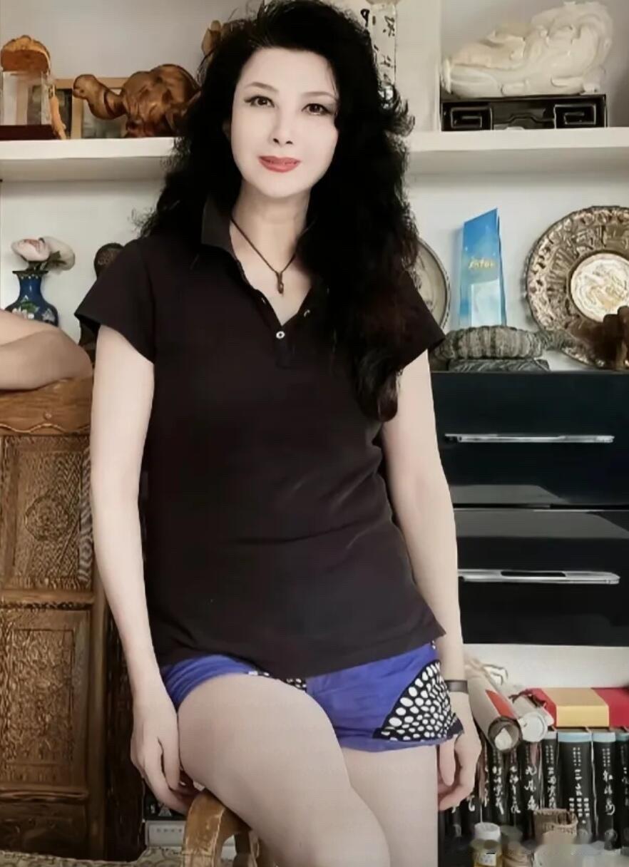 60多岁的王静，身材依然保持纤细，五官立体，皮肤白皙，看上去整体感觉还不错，岁月