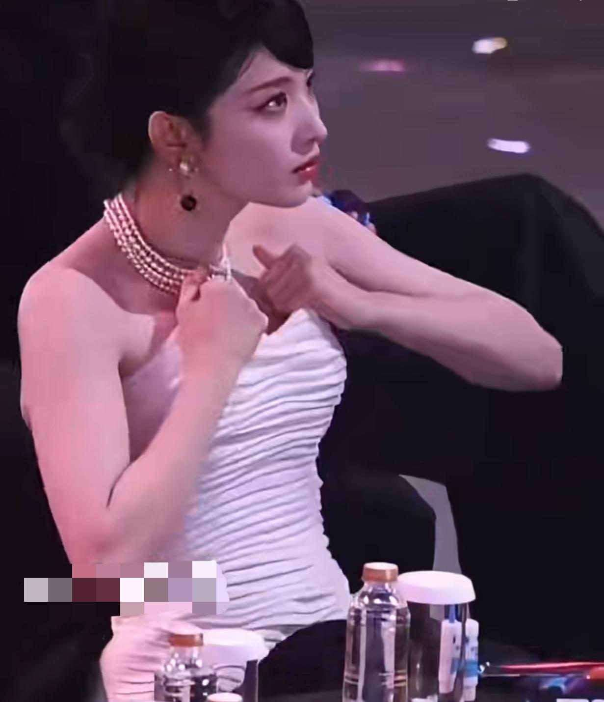 话说姐姐要不能优雅点，小点劲儿嘛，要被这个王楚然提抹胸笑死了如果不是裸肩卡着