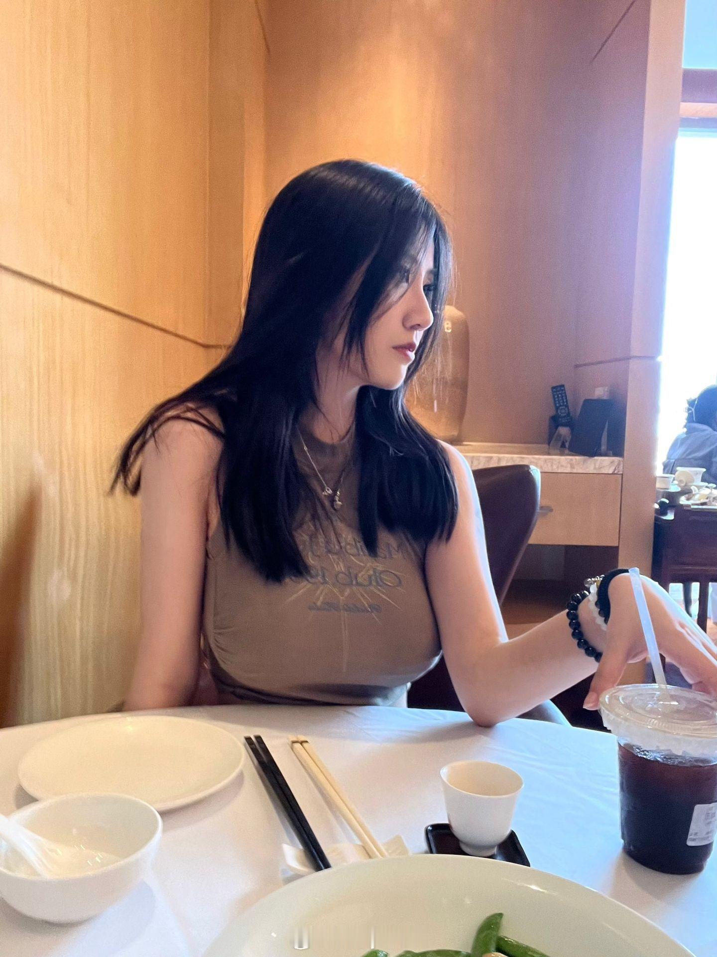 他说侧面好看​​​