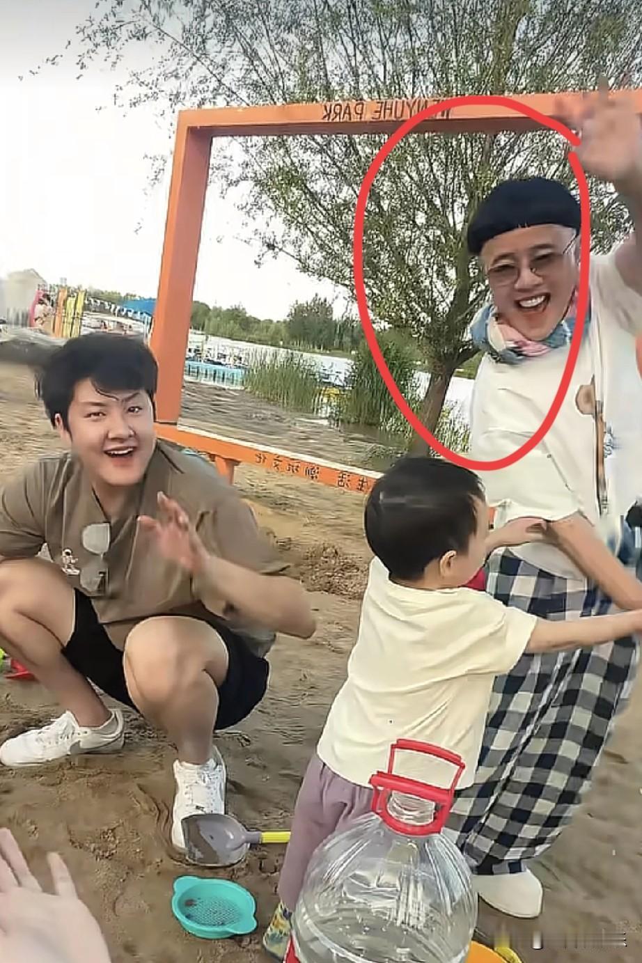 我发现，金龟子比她闺女看着年轻。带外孙挖沙子，还以为她是妈妈呢。金龟子从