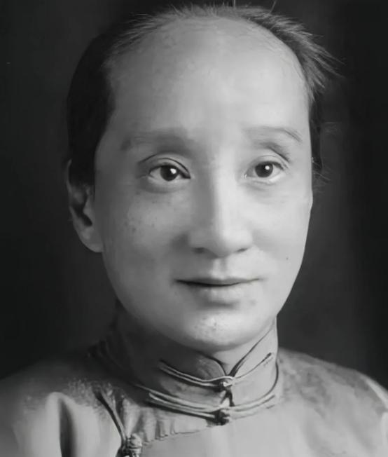 1909年，朱安偷偷摸进鲁迅的房间，从后面一把抱住了他，对着鲁迅的耳朵央求道“大