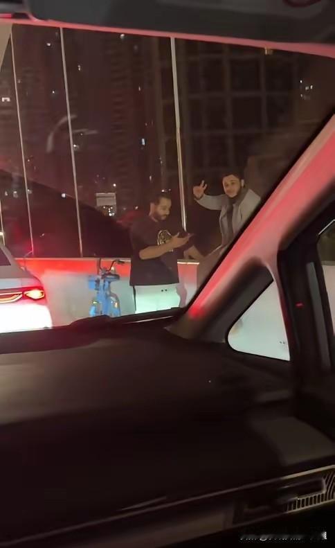 “滚回自己的国家！”11月11日，上海，2名外国人骑共享单车上高架，一人淡定的坐