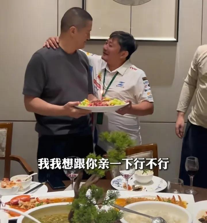 突然对张雪亲吻李亚鹏的行为有点反感了？我真的很喜欢张雪，喜欢他的朴实，喜欢他