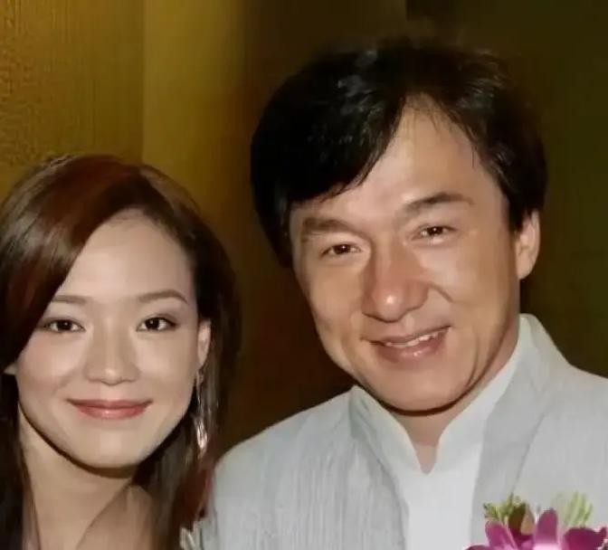 1999年深夜，一辆跑车轰鸣着一个急刹，停在黎明豪宅门外车窗摇下，成龙冲着暗处蹲守的一群狗仔大喊“别