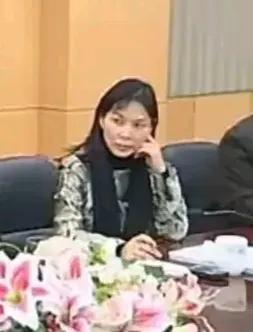 如果宗馥莉是傻白甜，杜建英就爽歪歪了。可精明的她遇见的对手可强大了。生女应如宗馥