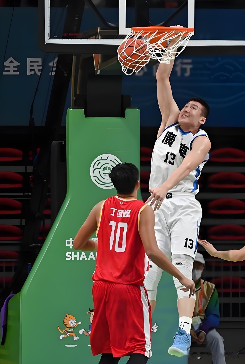 广东队补强的两位中锋，这两位真的适合吗？众所周知，广东队内线问题严重，