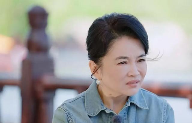 万千惠对主持人周洲说：“我一个月如果只直播两场的话，3个月后我就破产了，我成本太
