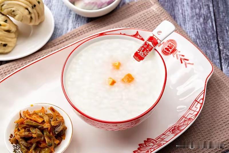 为什么现在没人敢稀饭？因为李时珍说了一句话：世间第一补人之物为什么现在没人敢喝
