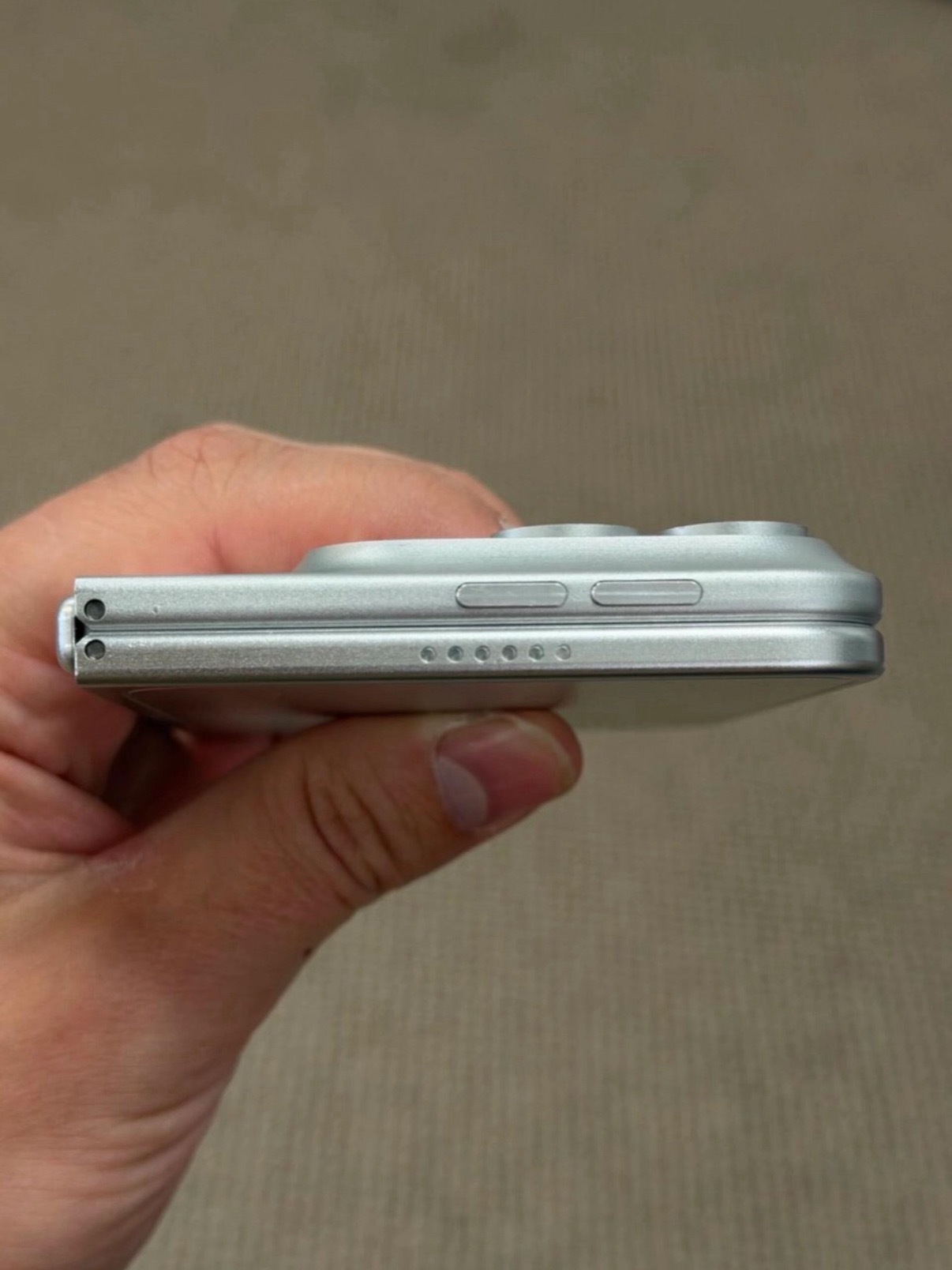 iPhone18Pro系列金属模型曝光，外观上与17Pro差不多。最值得期