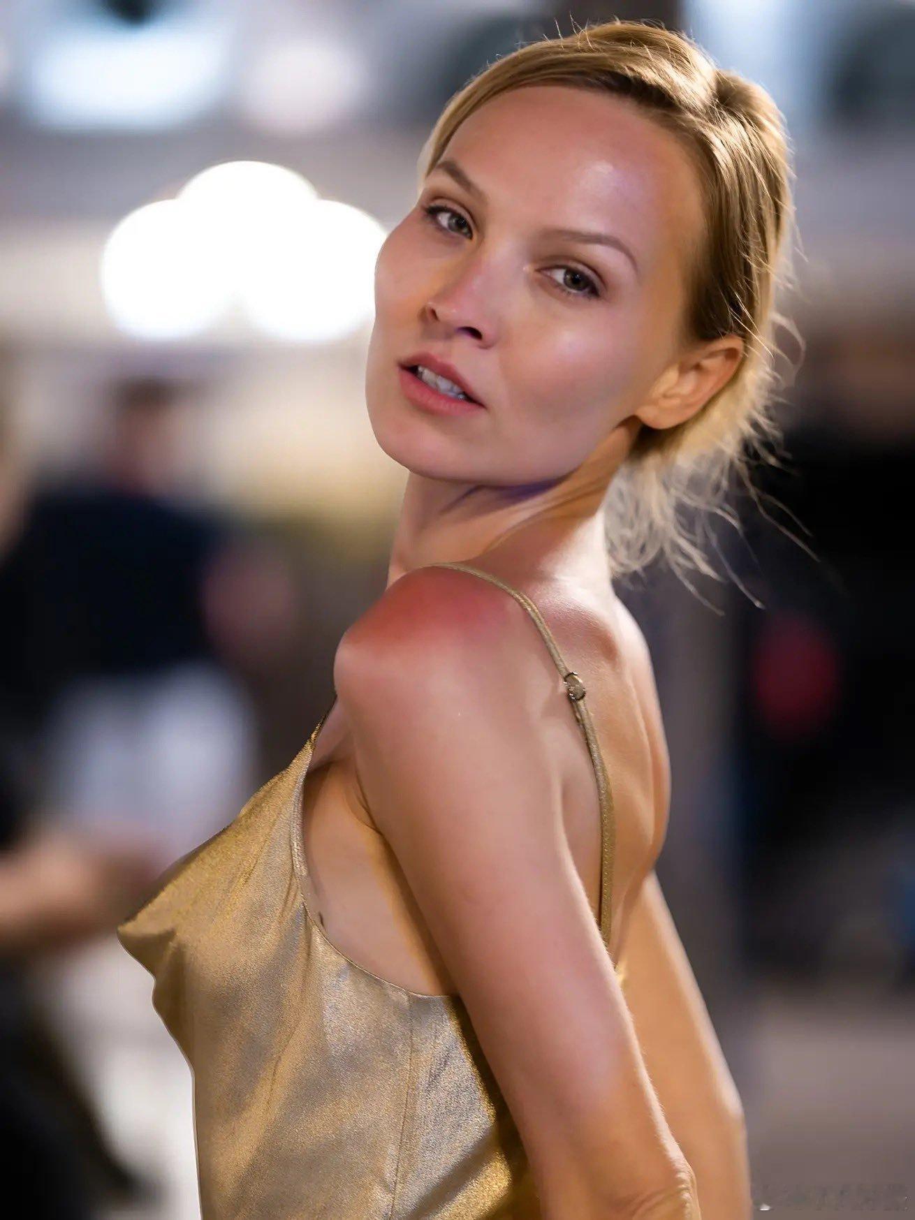 “也许她有一些更年轻的朋友”——爱泼斯坦因年龄问题拒绝了一位24岁的俄罗斯模特