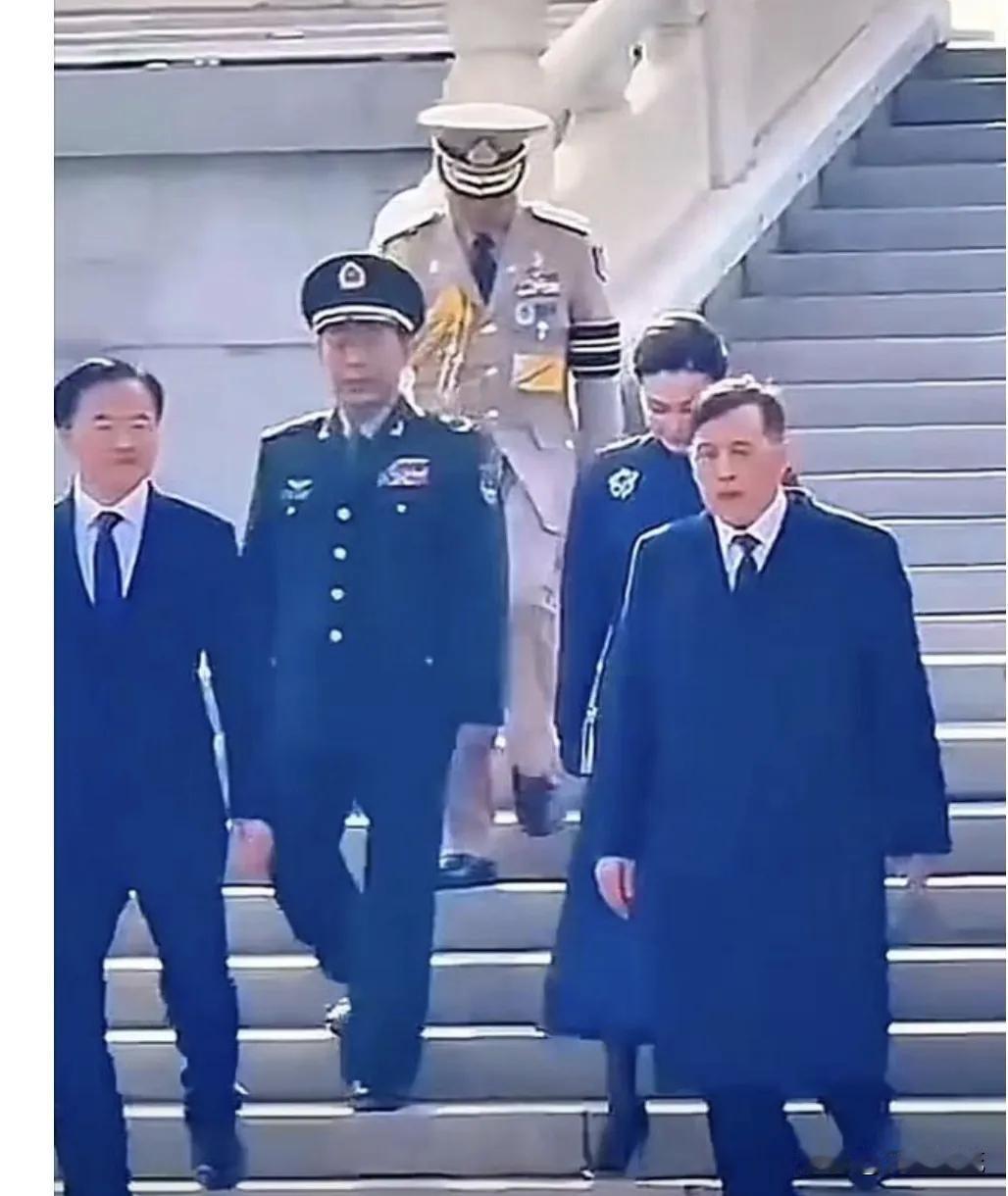 苏提达北京行，国王不扶，这事儿有点意思玛哈国王和苏提达王后去了北京纪念碑献花圈