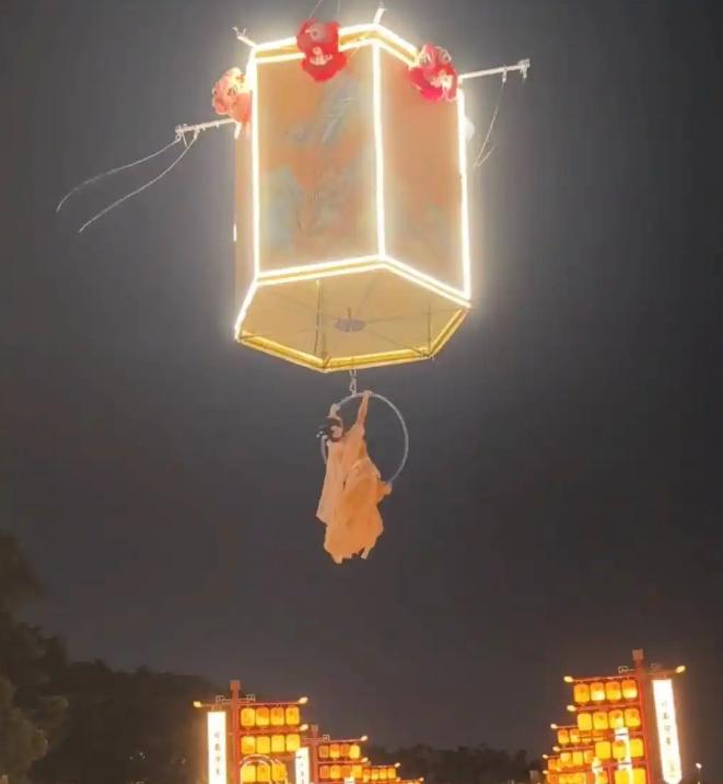 威亚一断，全场看着人掉下来。 广州岭南印象园夜场演出，女演员正在宫灯吊环上做