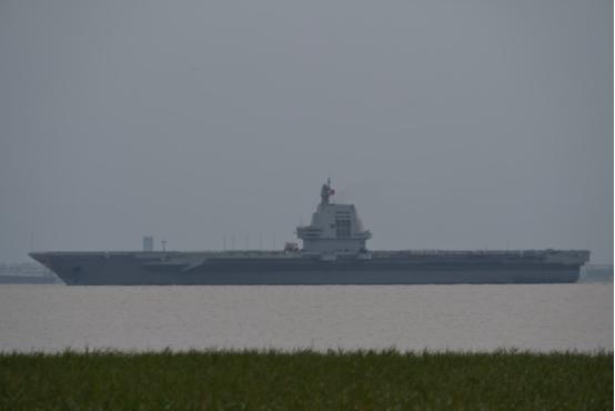 现场图来了！福建舰再次出港，没挂试航旗还清空了甲板，真要正式服役了？ 福建舰