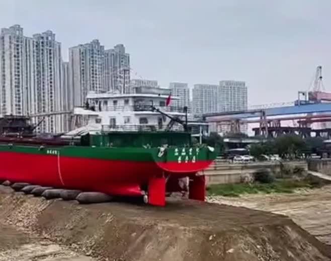 由于朝鲜驱逐舰下水遇到事故，日本网友认为还是中国船舶的下水方式更科学。谁能想到，