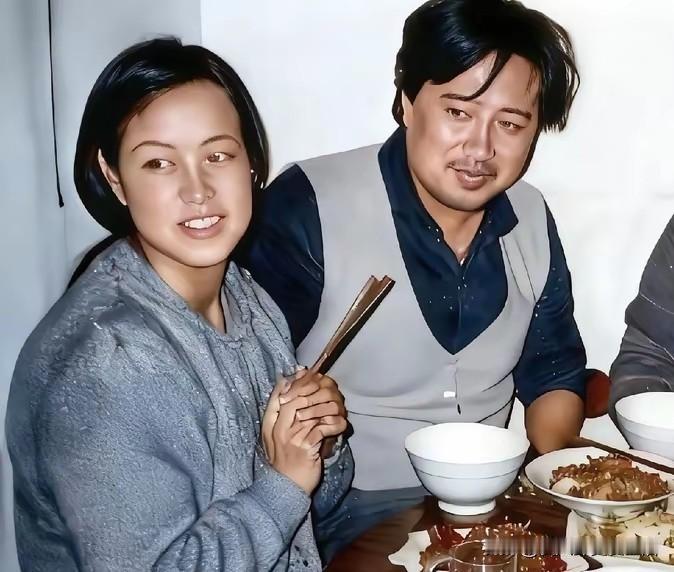 这是刘晓庆和当时的丈夫陈国军的生活照。两个人相爱的时候爱的死去活来，曾经想尽各