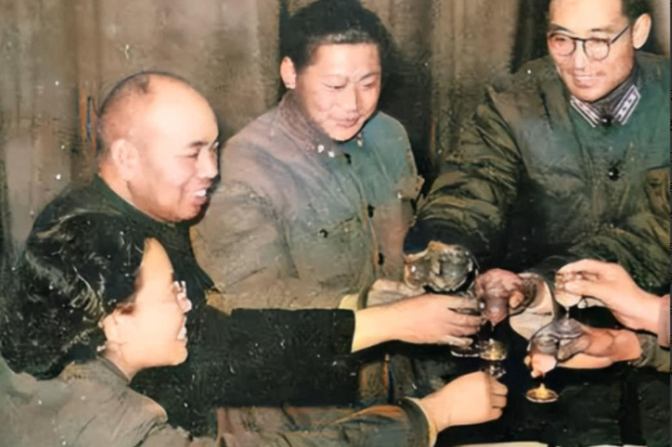 1955年，许世友喝得正高兴时，接到了北京打来的电话，他显得有些不悦，冷冷地说：