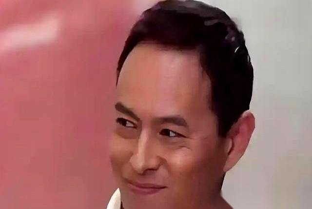 我跟你说个特逗的事儿，又特扎心。澳洲有个华裔教授，叫李约翰，那家伙，反华反得比