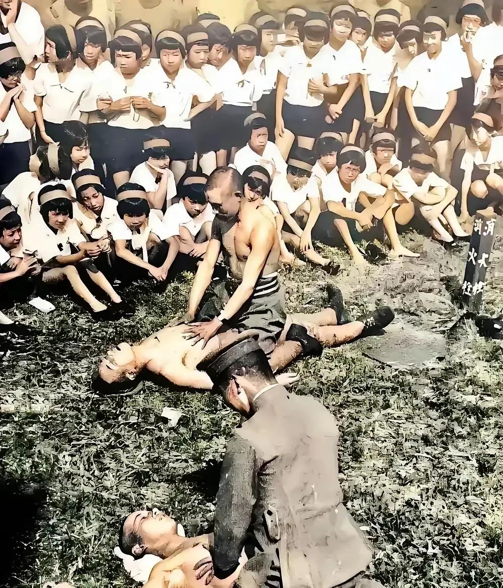 二战期间，日本鬼子向本国女学生传授战地救护知识，随后将她们送上前线，这背后实则暗