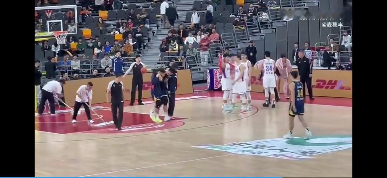 焦泊乔打潜力赛受伤，伤病情况很像徐杰，能怪杜锋吗？广东队主场看潜力赛的球迷不