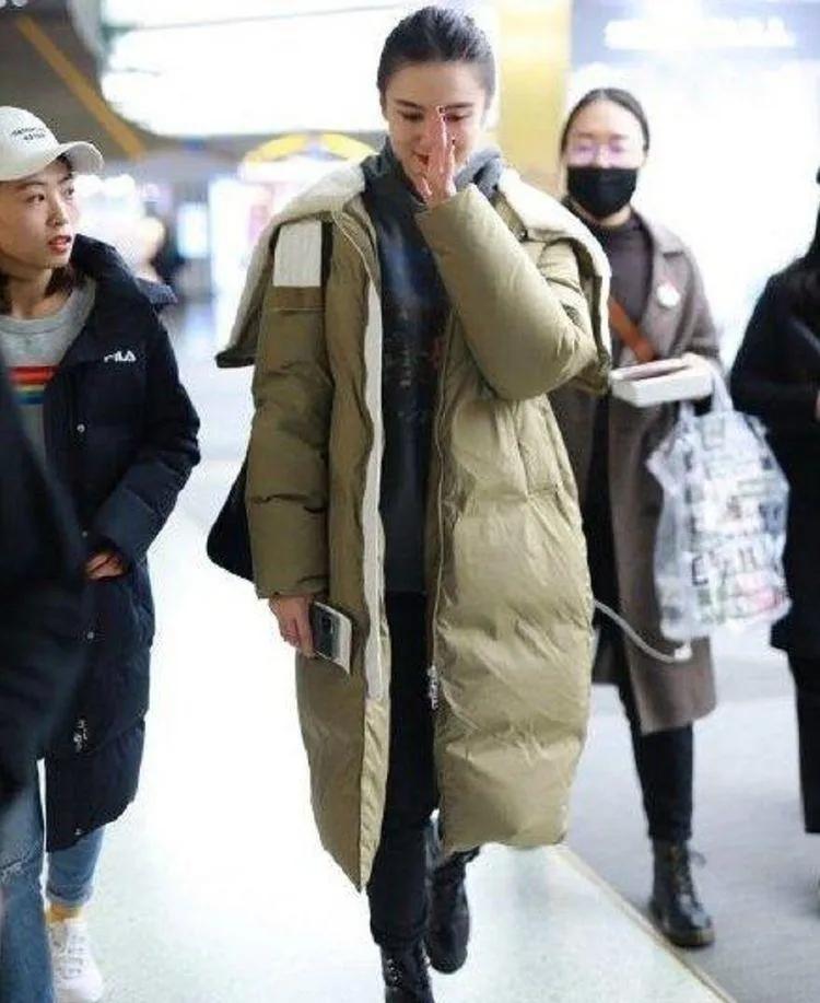 宋佳的羽绒服穿搭，才是冬日高级感的正确打开方式终于懂了！看宋佳的机场穿搭才