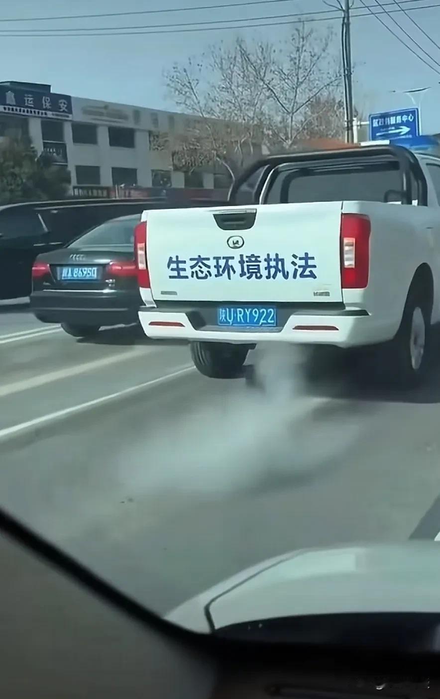 西安街头一幕惊呆路人，它不是着火了，它只是在冒烟！近日，有网友在西安街头随手拍