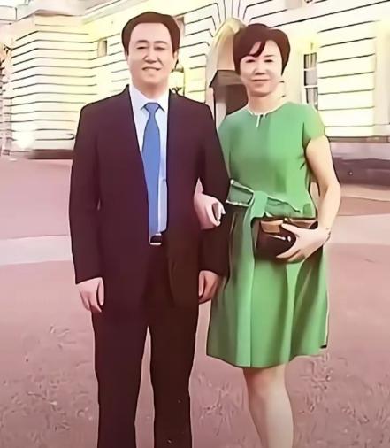 很想知道，老许父子三人同日入狱，远在伦敦的丁玉梅，是什么感受呢？许家印父子