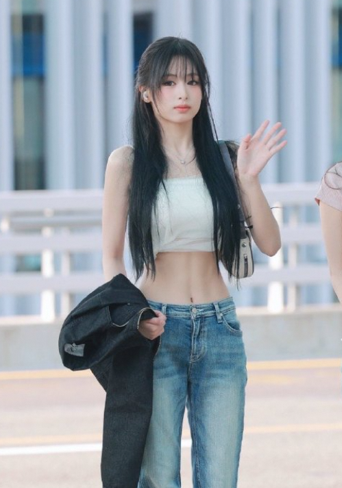 韩女星Ahyeon机场秀腹肌，出道前竟日练800个！