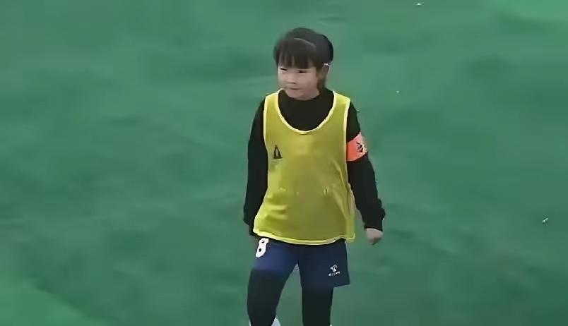 决赛踢到点球那一刻，场边估计不少人手心都出汗了。一个12岁中国女孩，硬是顶在后防