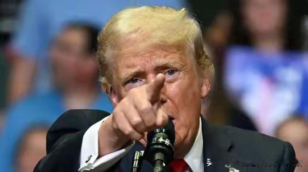 离谱！打仗不打军营，专炸特朗普私人资产，特朗普估计要崩溃了正常交战，打击军事