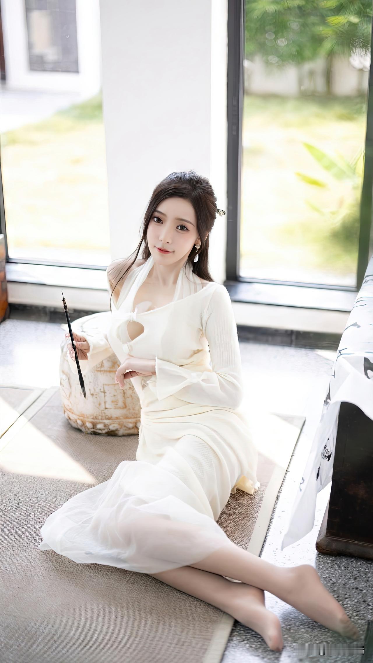 优雅坐垫上，白裙飘飘，静享午后时光。