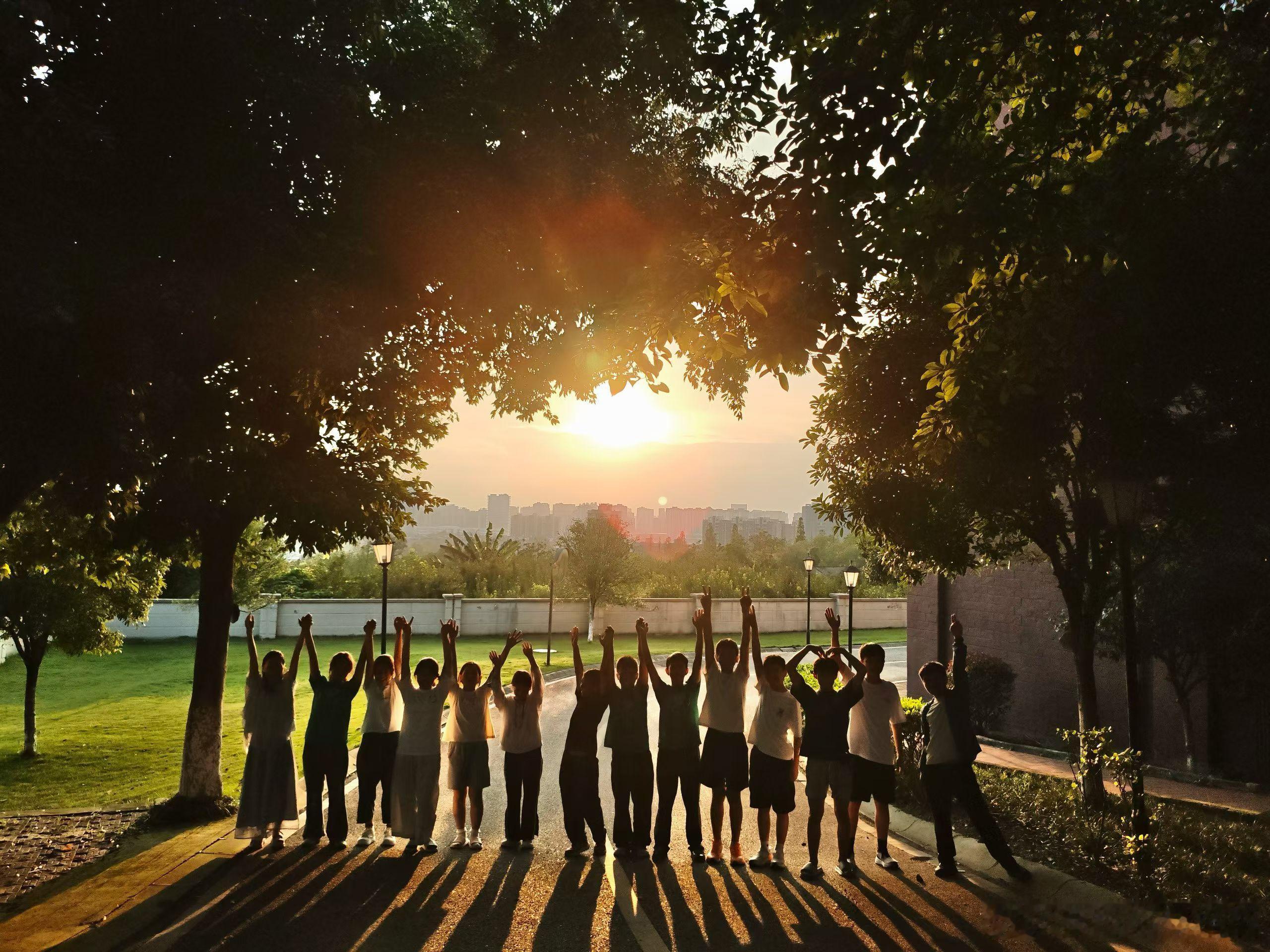 再见，同学们。我们都会深深记得这个夏天。摄影：蒽子