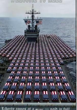 伊朗一张照片让美国心跳漏了一下，当看见美国航母上全是士兵的棺材，特朗普就该考虑考